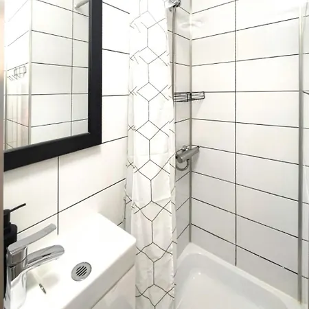 Black Sails Z Parkingiem Appartamento